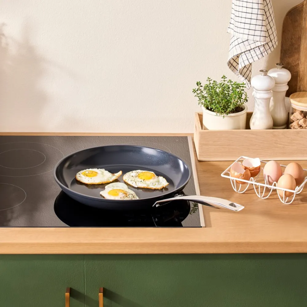Le Creuset Essential Non-Stick Ceramic Stegepande, , 30 cm- Gryder & Pander