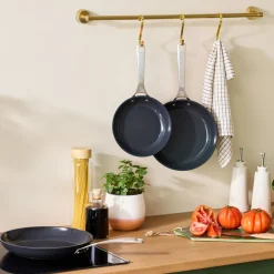 Le Creuset Essential Non-Stick Ceramic Stegepande, , Ø28 cm- Gryder & Pander