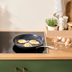 Le Creuset Essential Non-Stick Ceramic Stegepande, , Ø28 cm- Gryder & Pander